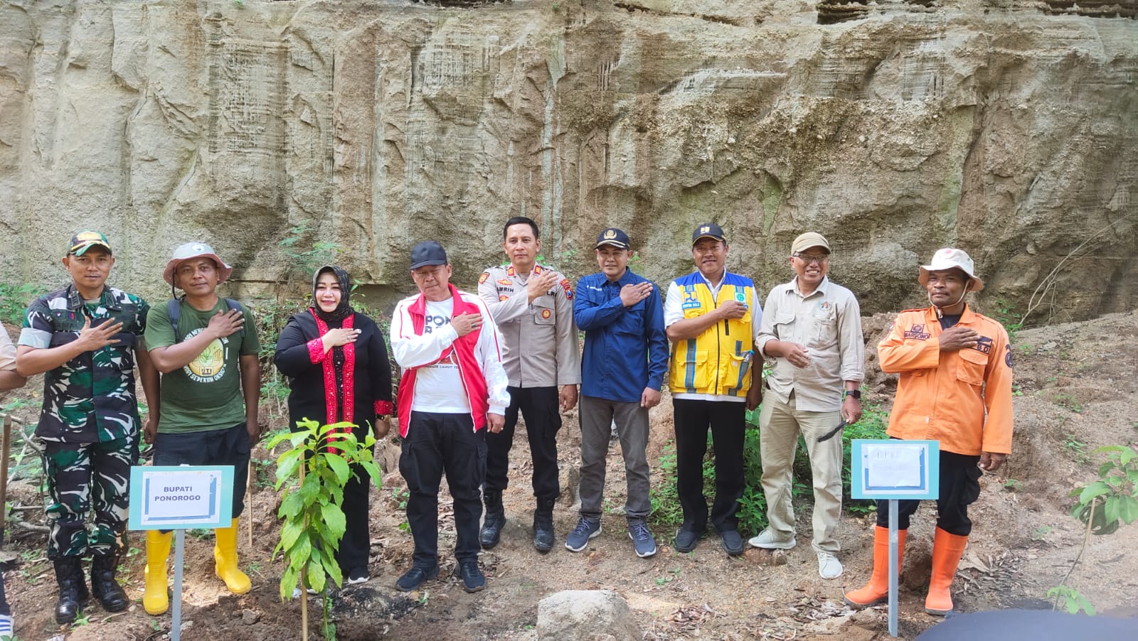 POLSEK JENANGAN DUKUNG GIAT PENANAMAN POHON “SEDEKAH OKSIGEN” OLEH PWI PONOROGO