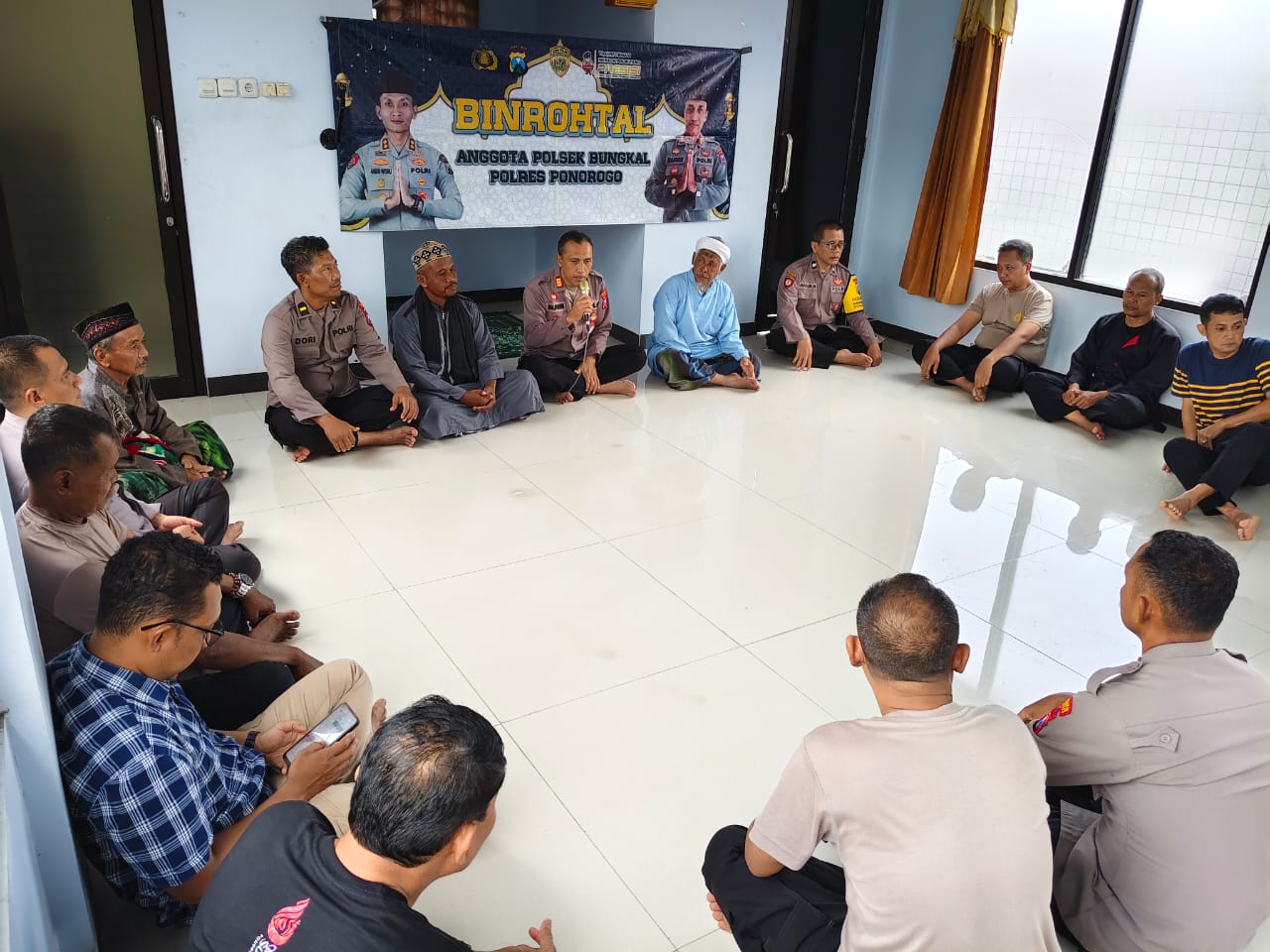 POLSEK BUNGKAL LAKSANAKAN BINROHTAL MELALUI SHOLAT DZUHUR BERJAMAAH DAN TAUSIYAH KEAGAMAAN