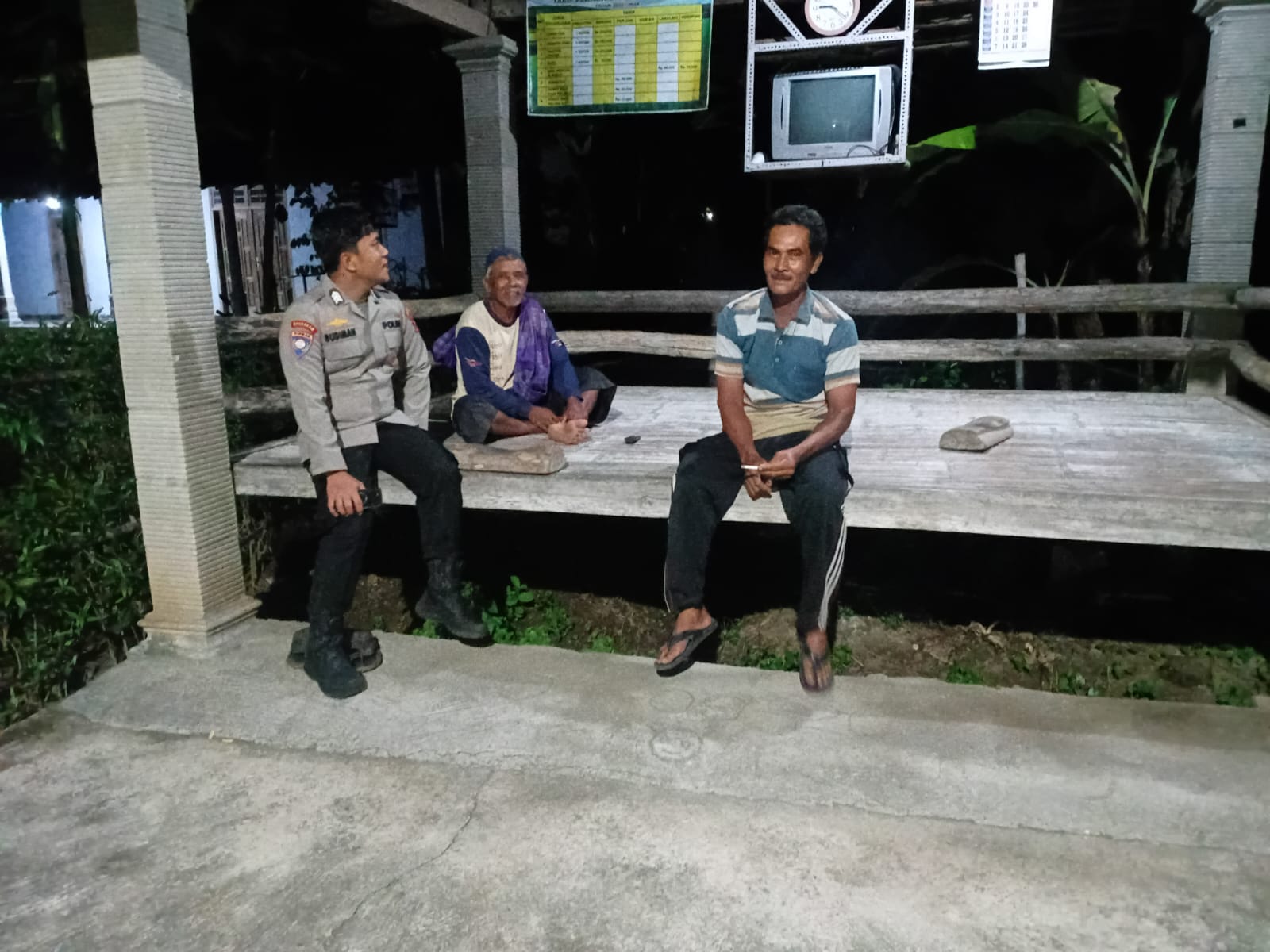 POLSEK BUNGKAL LAKSANAKAN PATROLI PRESISI KRYD JAGA KAMTIBMAS PADA MALAM HARI