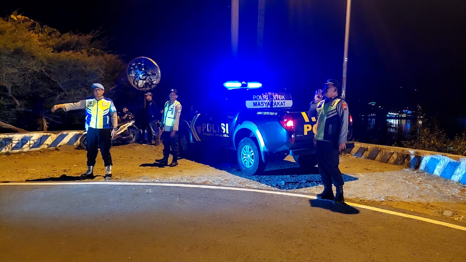 POLSEK NGEBEL GELAR PATROLI KRYD DAN BLUE LIGHT UNTUK CIPTAKAN KAMTIBMAS KONDUSIF