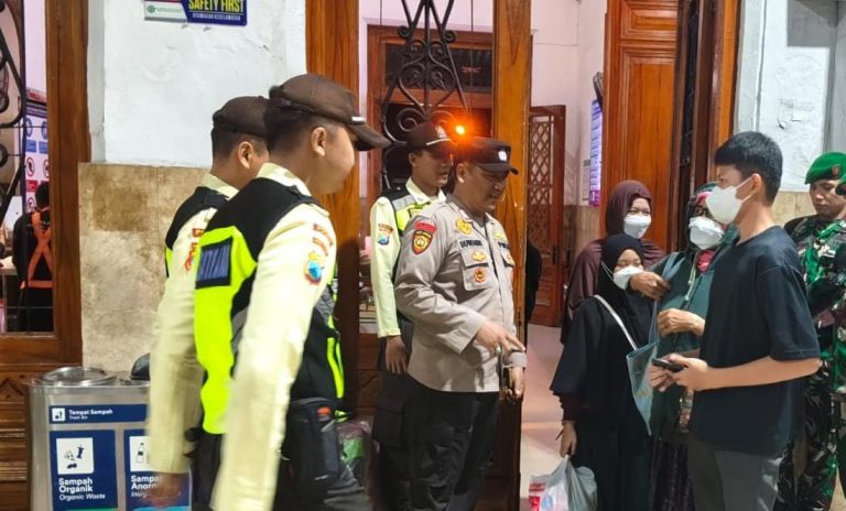 Sambut Libur Nataru Polresta Sidoarjo Pastikan Keamanan Stasiun Kereta Api