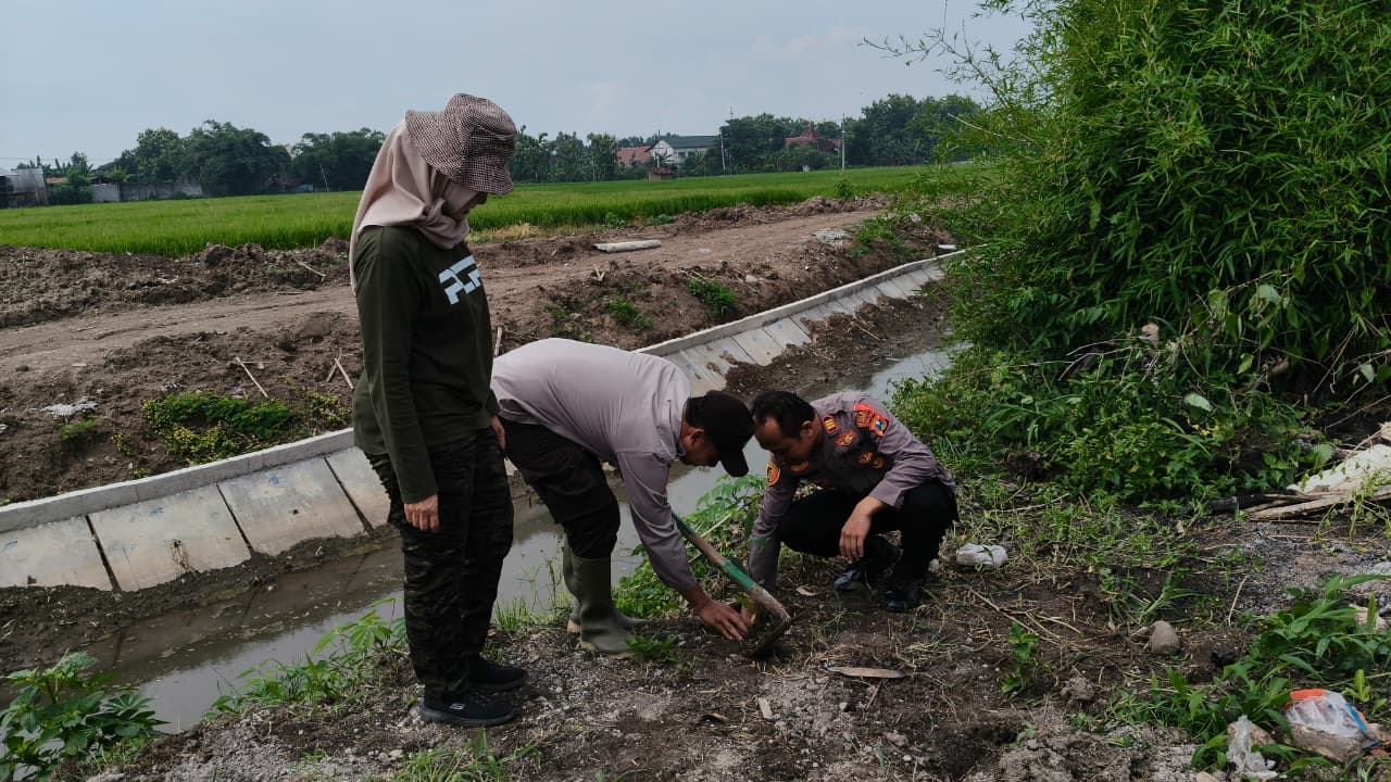Polsek Babadan Dukung Pelestarian Lingkungan melalui Penanaman Bibit Pohon di Desa Ngunut