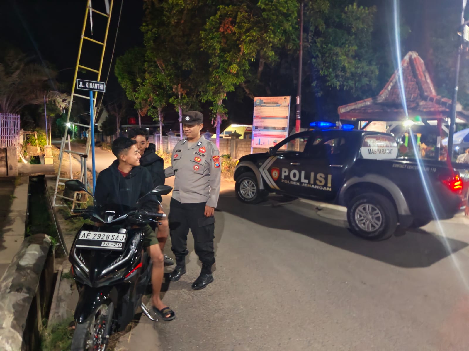 POLSEK JENANGAN LAKSANAKAN PATROLI PRESISI, CIPTAKAN SITUASI AMAN DAN KONDUSIF DI WILAYAH HUKUM JENANGAN