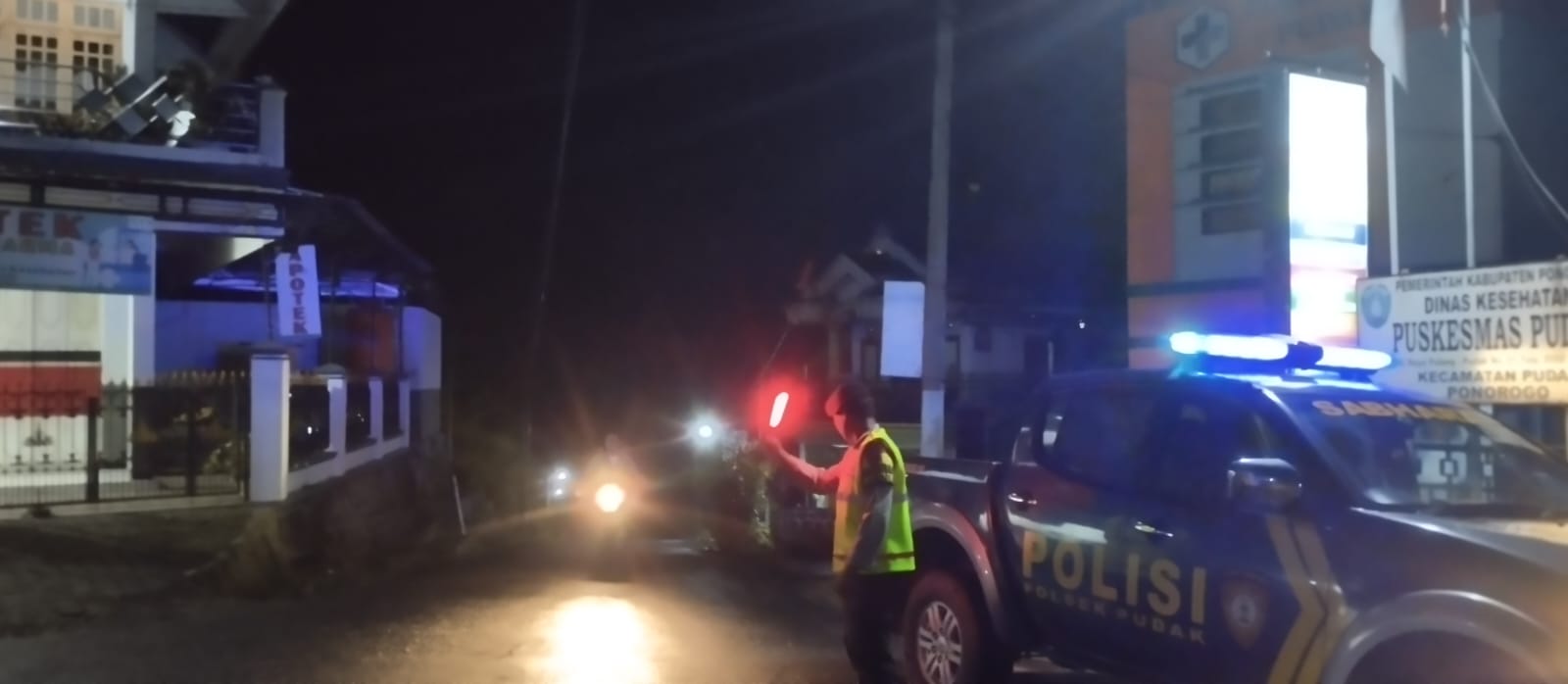 POLSEK PUDAK LAKSANAKAN PATROLI BLUE LIGHT, CIPTAKAN SITUASI AMAN DAN KONDUSIF DI WILAYAH HUKUM PUDAK