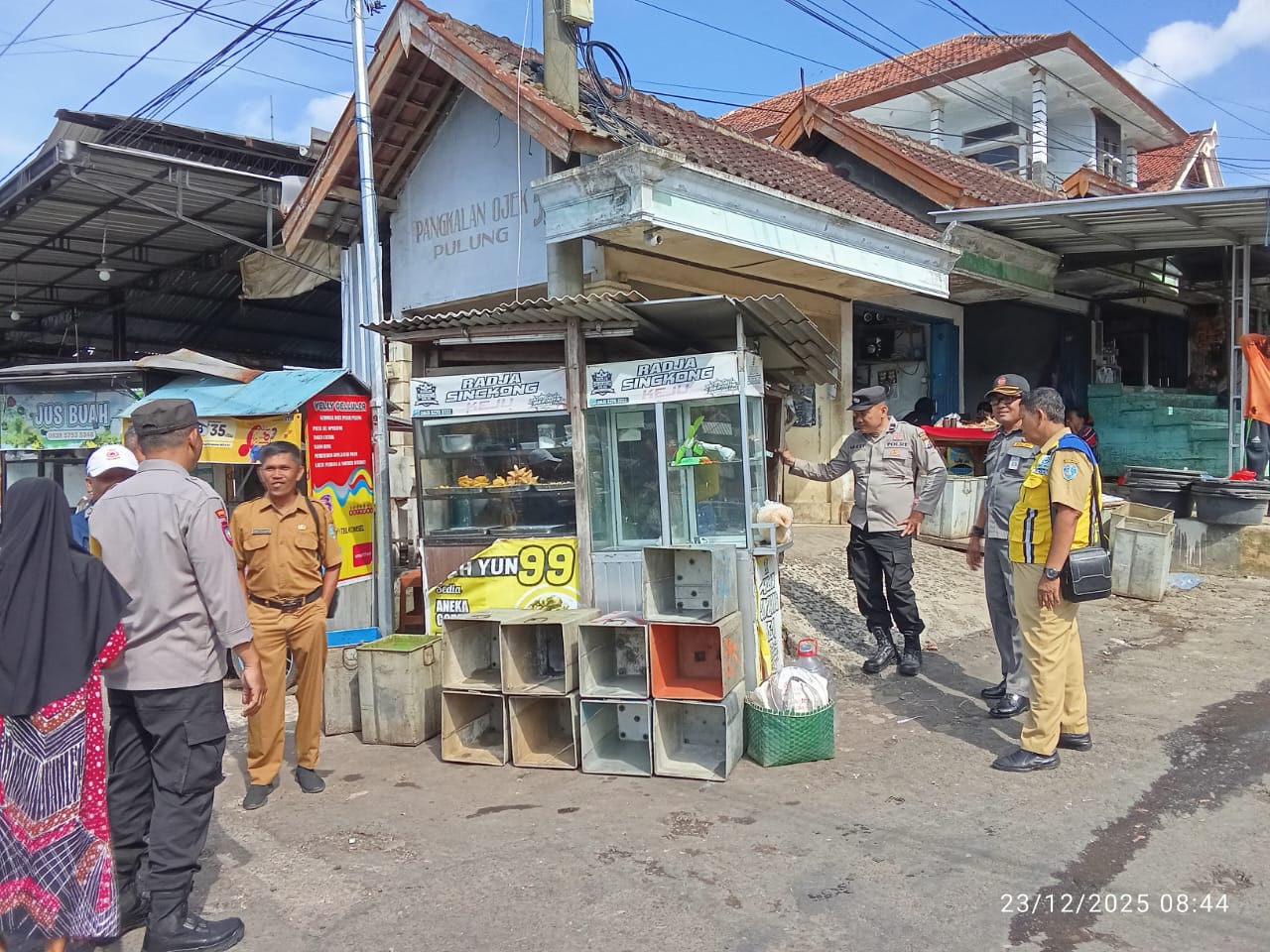 POLSEK PULUNG DAMPINGI PENERTIBAN PASAR TRADISIONAL DALAM RANGKA KESIAPAN NATARU 2025/2026