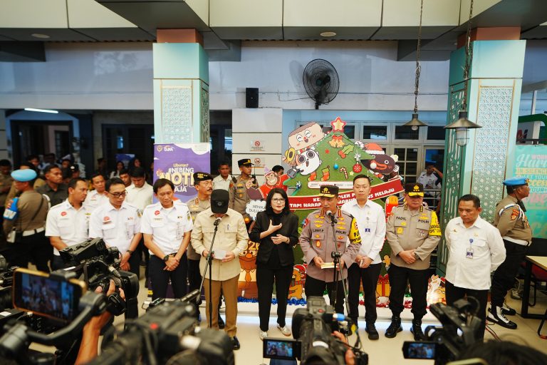 Tinjau Pengamanan Nataru di Stasiun Pasar Senen, Kapolri Ingatkan Kesiapsiagaan Hadapi Potensi Bencana
