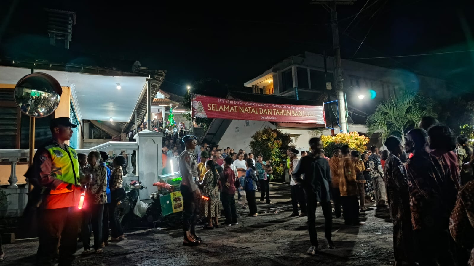 Sinergi TNI-Polri di Malam Natal: Kapolsek dan Danramil Sooko Pastikan Ibadah Khidmat dan Damai