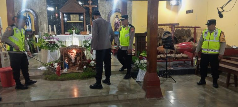 Polsek Slahung Sterilisasi Dan Pengamanan Giat Natal Di Greja Ratu Damai