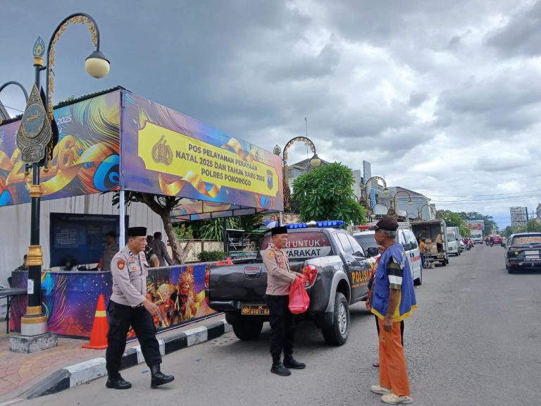Polsek Ponorogo Gelar Jumat Berkah, Bagikan 200 Nasi Kotak kepada Masyarakat