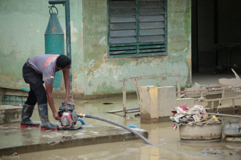 Polri Bantu Kuras Air Yang Merendam Kompi Senapan A Yonif 111 / Karma Bakti, Aceh Tamiang