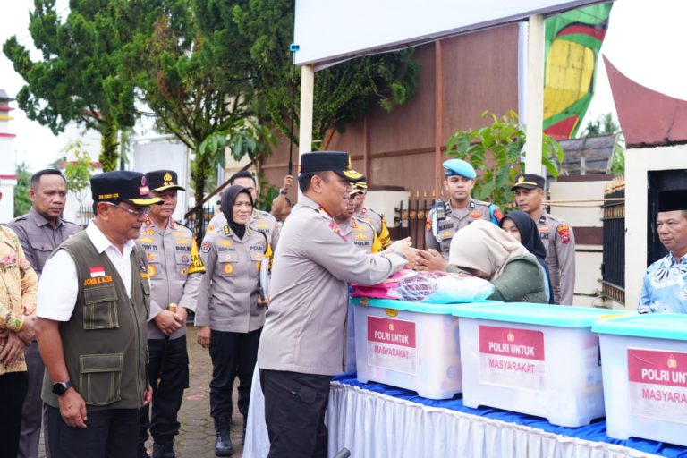 Wakapolri Tinjau Penyaluran Bantuan Polri untuk Warga Terdampak Bencana di Padang Pariaman