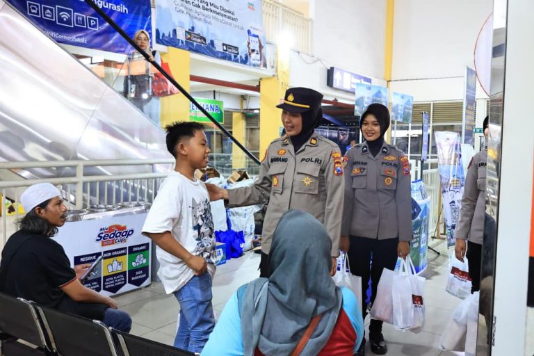 Sapa Humanis Polwan Polresta Sidoarjo Patroli Dialogis di Terminal Purabaya