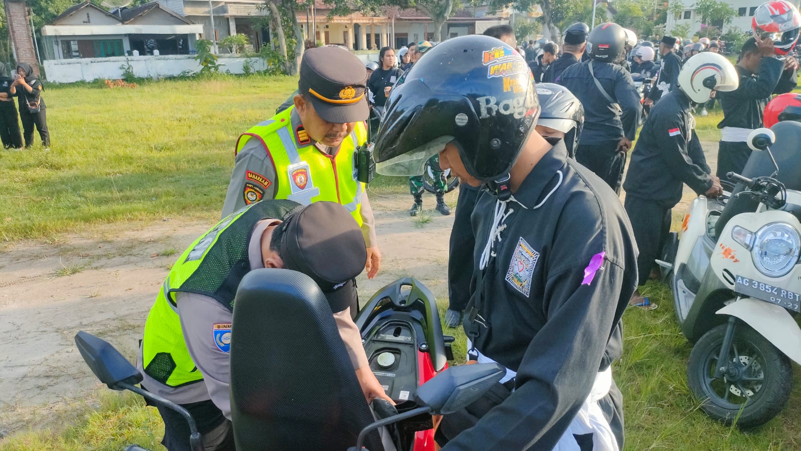 Pengawalan Pemberangkatan Warga PSHT Siman dan Komisariat UIN Ponorogo Berjalan Tertib dan Lancar