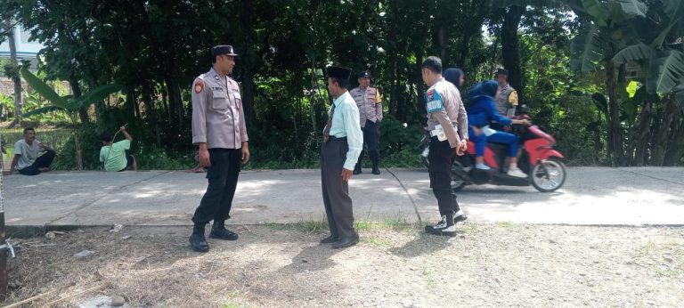POLSEK SLAHUNG INTENSIFKAN PATROLI KRYD JAGA HARKAMTIBMAS JELANG TAHUN BARU