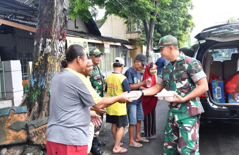 Jumat Berkah, Kodim Ponorogo Berbagi Kasih Kepada Warga