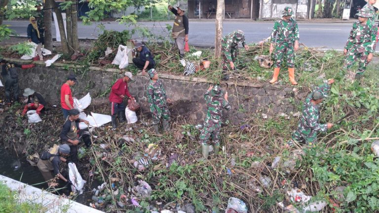 TNI – Polri dan Masyarakat Serta Beberbagai Komunitas di Ponorogo Adakan Pembersihan Lingkungan