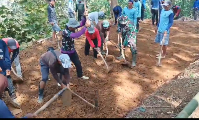 Kerja Bakti, Babinsa Kodim Ponorogo Bantu Warga Perbaikan Jalan Pemakaman