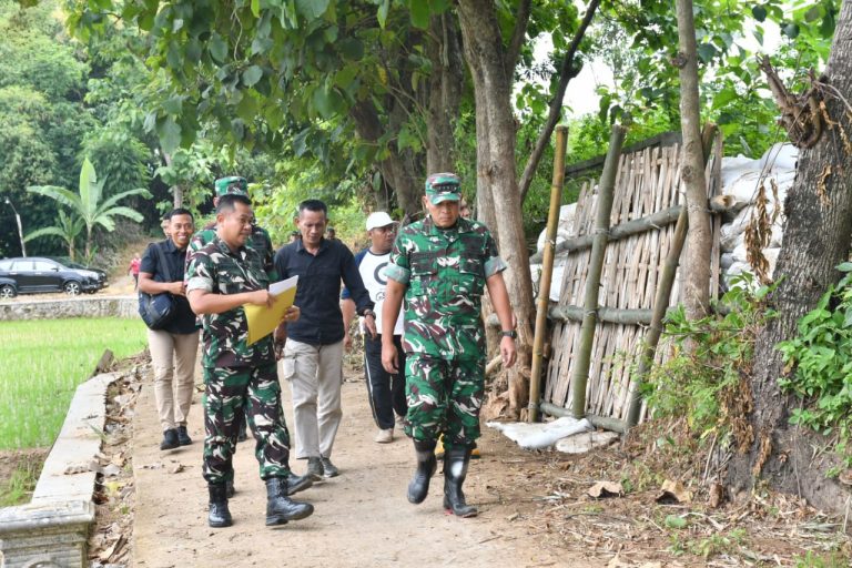 Dandim Ponorogo Dampingi Danrem 081/Dsj Tinjau Lokasi Rencana Pembangunan Jembatan Gantung