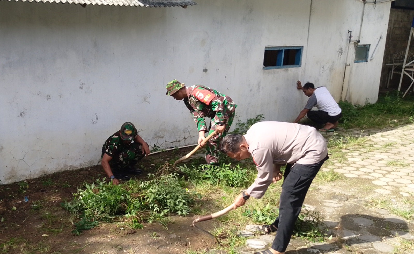 Kerja Bakti  Wujudkan Sinergitas dan Kebersamaan antara TNI, Polri dan Masyartakat di Ponorogo