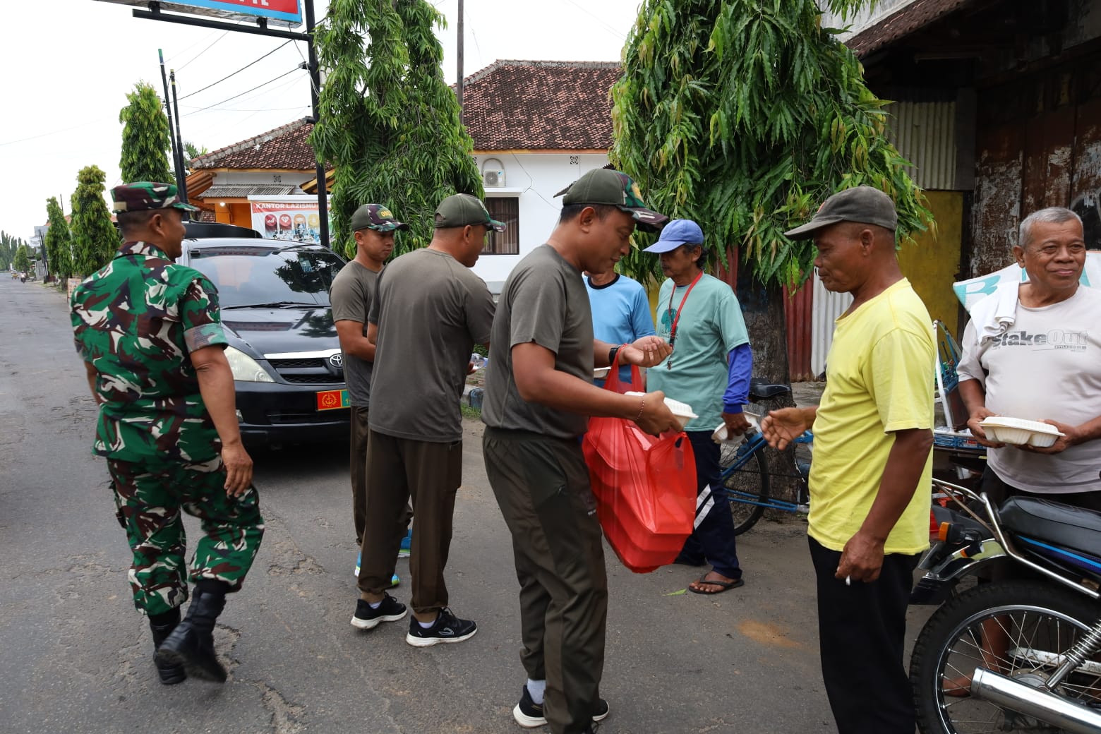 Wujud Nyata Peduli Sesama, Kodim Ponorogo Lalukan Baksos Jumat Berkah