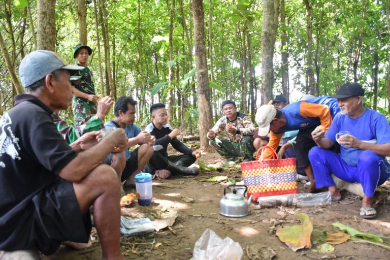 Kue Gorengan dan Kopi Penyemangat Kerja Pada Pembangunan Jembatan Perintis Garuda di Ponorogo