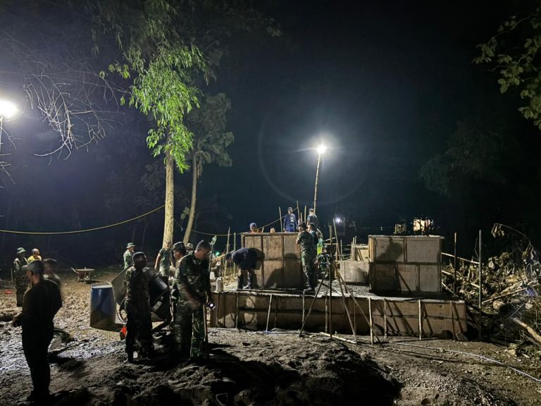 Kerja Lembur Wujud Nyata TNI dan Masyarakat Antusias Dalam Menyukseskan Pembangunan Jembatan Perintis Garuda di Ponorogo