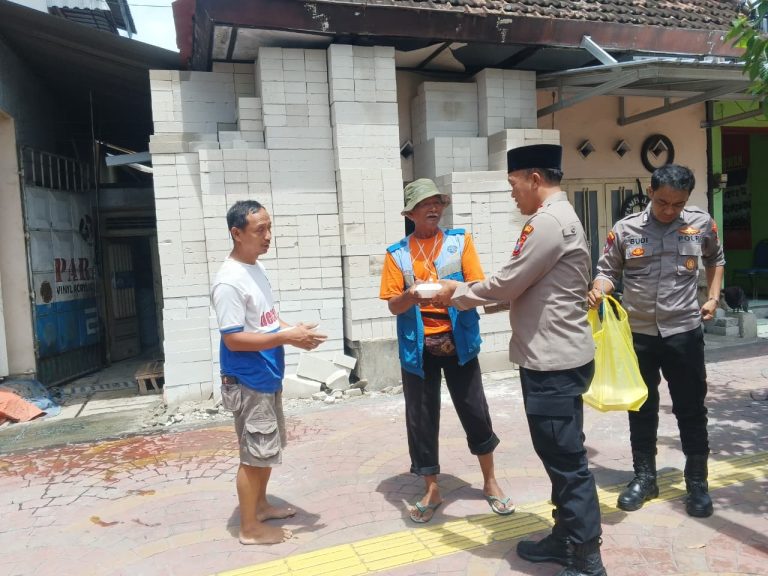 Polsek Ponorogo Gelar Jumat Berkah, Bagikan 200 Paket Nasi untuk Masyarakat