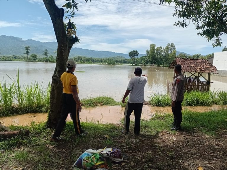 Hujan Deras Sebabkan Banjir di Kecamatan Bungkal, Polsek Bungkal Lakukan Pengamanan dan Mitigasi