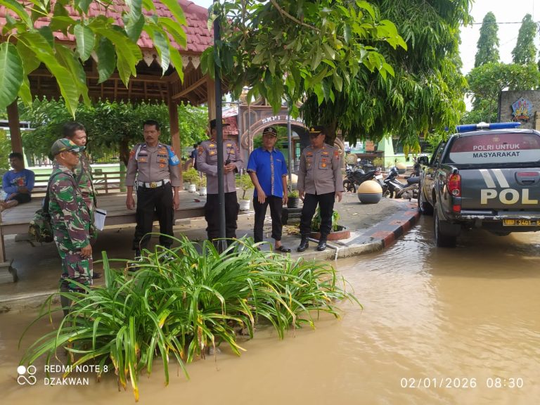 Giat Patroli di Lokasi Terdampak Banjir Polsek Balong Himbau Masyarakat Agar Berhati-hati