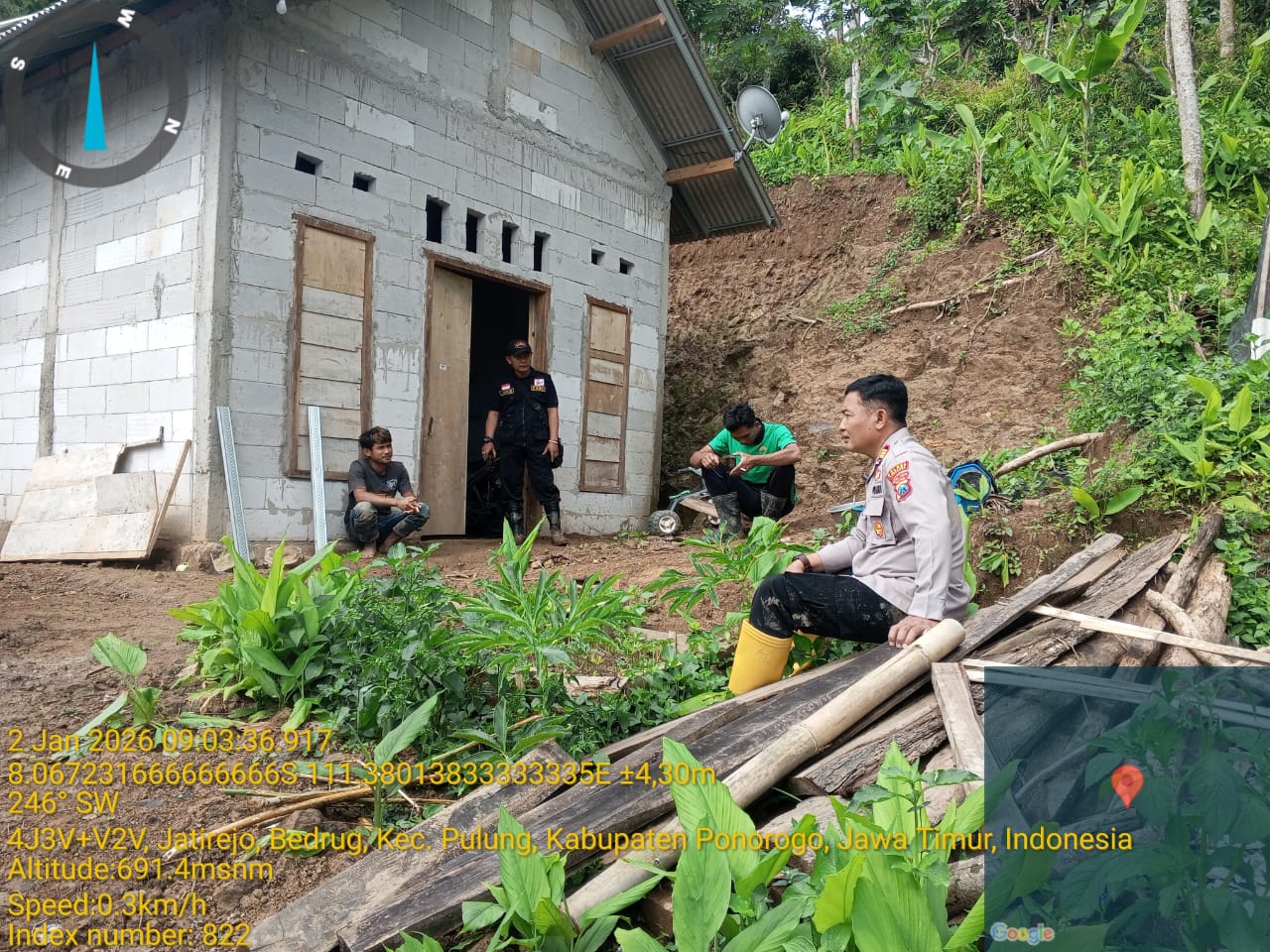 Personel Polsek Slahung Cek Lokasi TKP Tanah Longsor Di Dkh Kowang Desa Senepo Kec Slahung