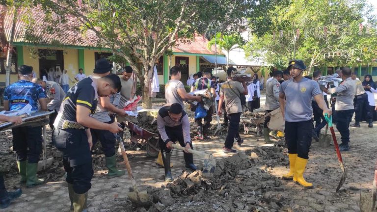 Polri Hadir, Rakyat Bangkit Percepat Pemulihan Pascabanjir Bandang di Bireueun Aceh.