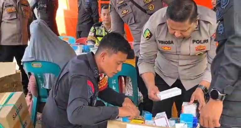  Dari Posko hingga Pintu Rumah, Polri Hadir Pastikan Layanan Kesehatan Warga Terdampak Bencana di Kala Segi Aceh Tengah