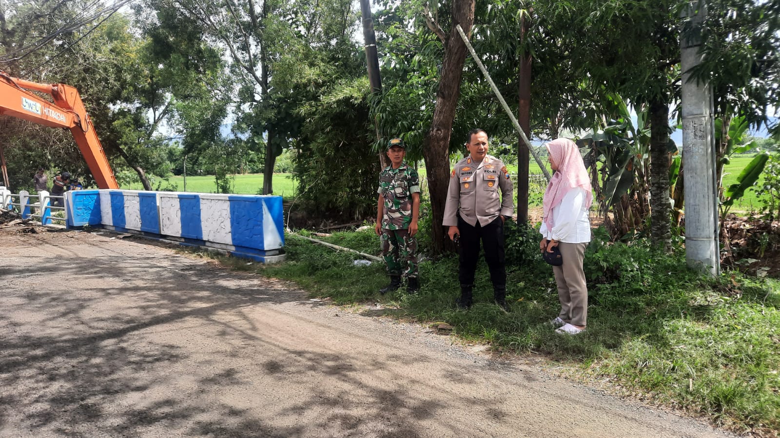 Polsek Balong Monitoring dan Amankan Kegiatan Pembersihan Sungai Jeruk Bersama BBWS Bengawan Solo dan BPBD Ponorogo