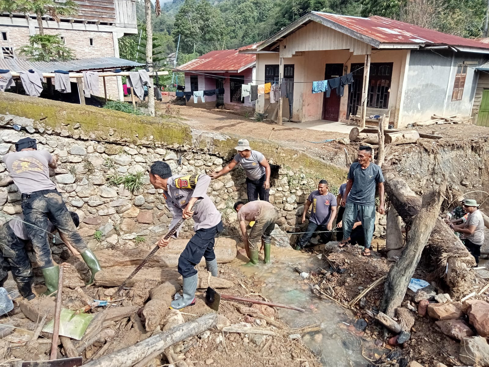 Gotong Royong Pascabanjir, Polri Pulihkan Drainase Tersumbat dan Gorong-gorong di Rusip Antara