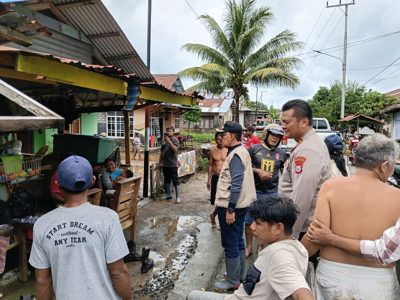 Tiga Kabupaten Terdampak Hidrometeorologi, Polri Bergerak Cepat Lakukan Penyelamatan dan Pemenuhan Kebutuhan Pengungsi