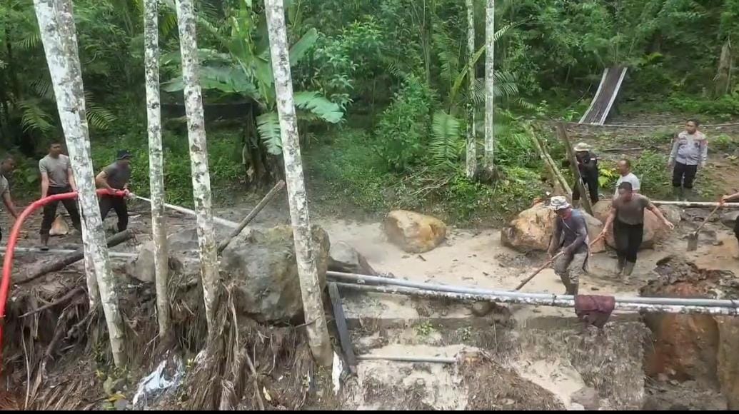 Di Tengah Lumpur dan Harapan, Polri Bersama Warga Buka Akses Jalan Kampung Setie Pascabencana