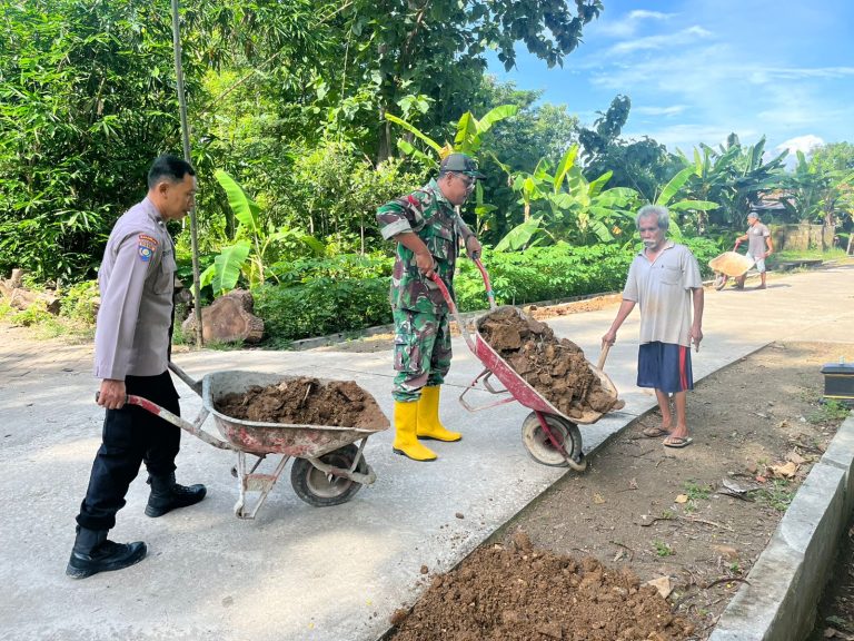 Sinergitas TNI–Polri dan Warga, Polsek Sambit Gelar Kerja Bakti Penimbunan Pinggir Jalan di Desa Bancangan
