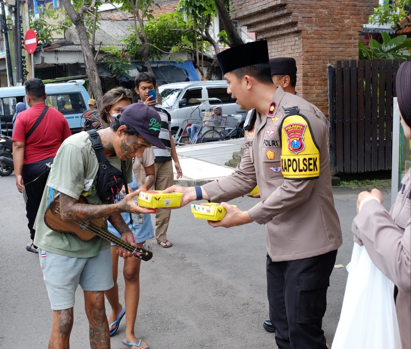 Jumat Berkah, Polsek Taman Berbagi Makanan di Jalan Raya Wonocolo Sidoarjo
