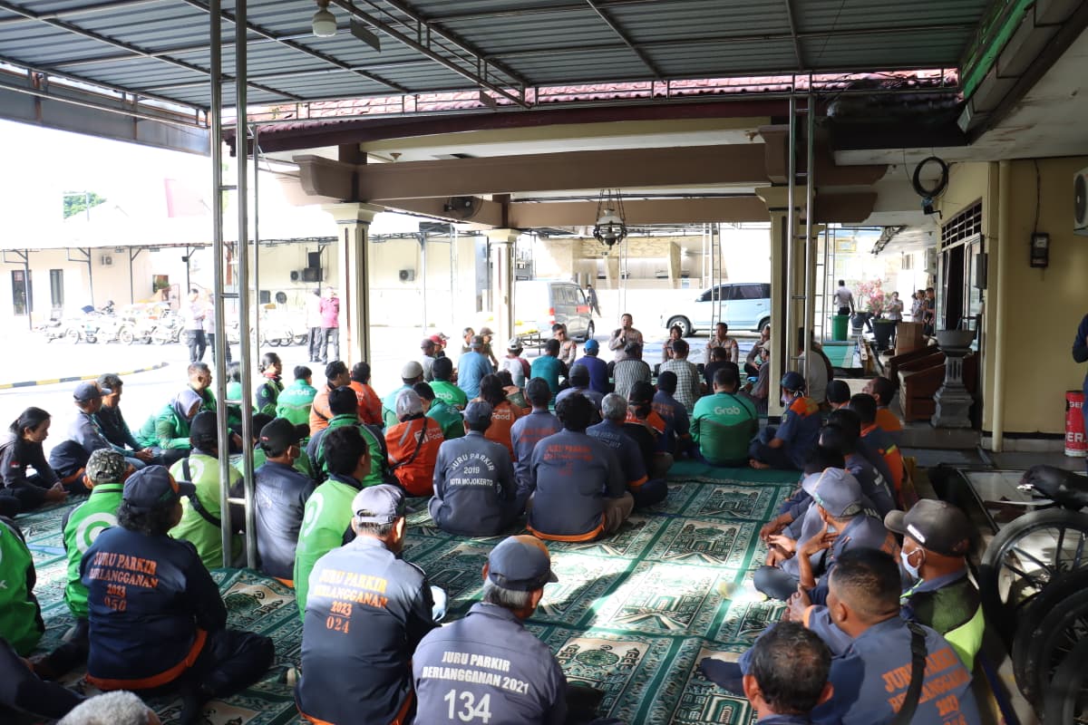 Polisi Peduli : Kapolres Mojokerto Kota Silaturahmi Salurkan Bantuan Sosial untuk Ojol dan Tukang Becak