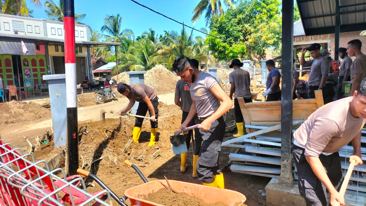 Polri dan Warga bergandengan Tangan, Polindes Meunasah Mancang Bangkit dari Lumpur Banjir