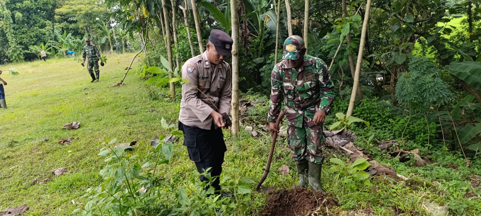 Polsek dan Koramil Jenangan Gelar Penanaman Pohon untuk Cegah Bencana Hidrometeorologi