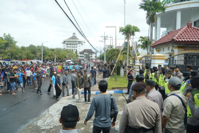 Polres Ponorogo Amankan Aksi Damai Sopir Truk Pasir di Kantor DPRD Kabupaten Ponorogo
