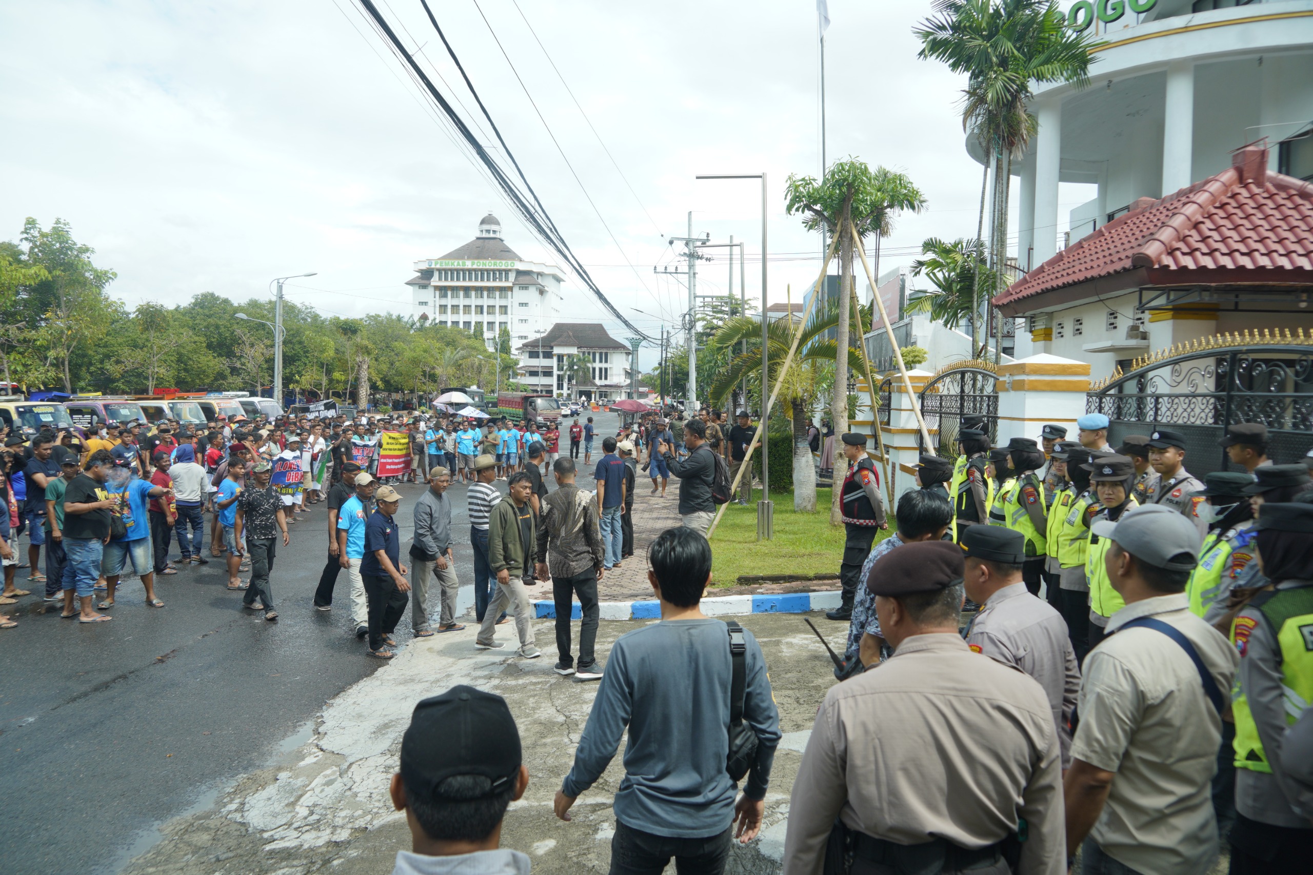 Polres Ponorogo Amankan Aksi Damai Sopir Truk Pasir di Kantor DPRD Kabupaten Ponorogo