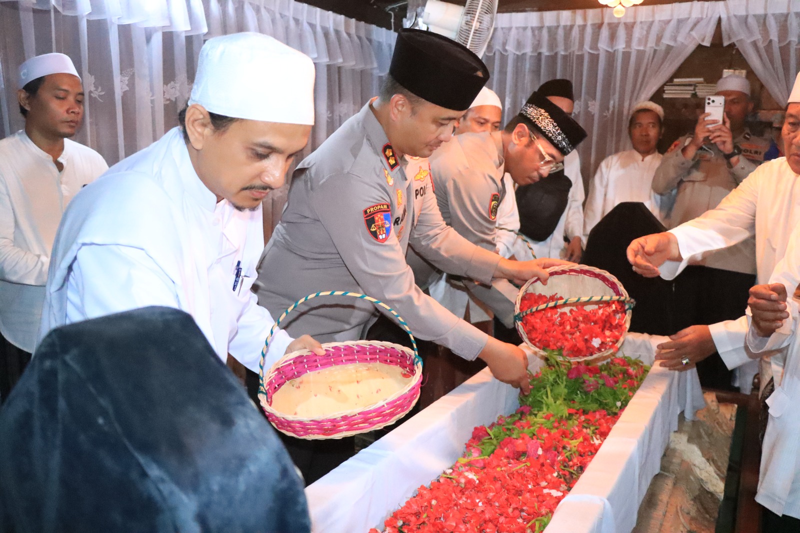 Awali Tugas Baru, Kapolres Gresik Ziarah Wali dan Ulama