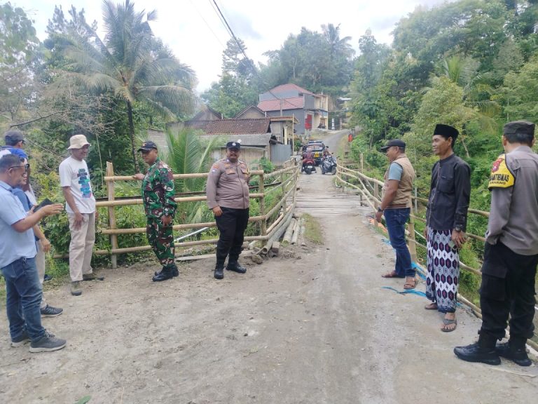 Polsek Ngebel Datangi TKP Tanah Longsor dan Jembatan Putus di Wagir Lor
