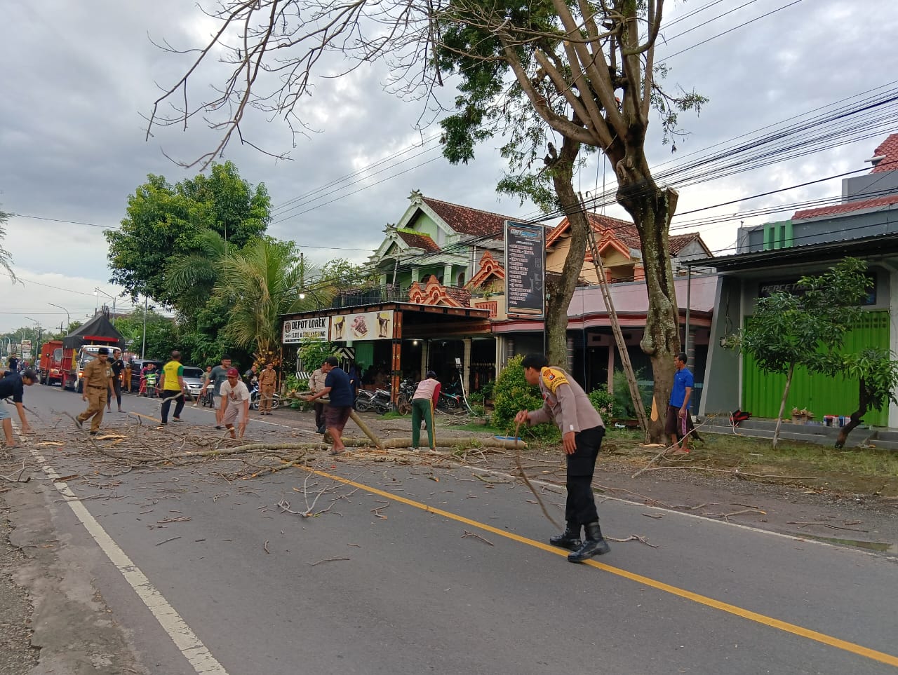 Polsek Sambit Dampingi Penebangan Pohon Lapuk di Jalur Trenggalek–Ponorogo Demi Keselamatan Pengguna Jalan