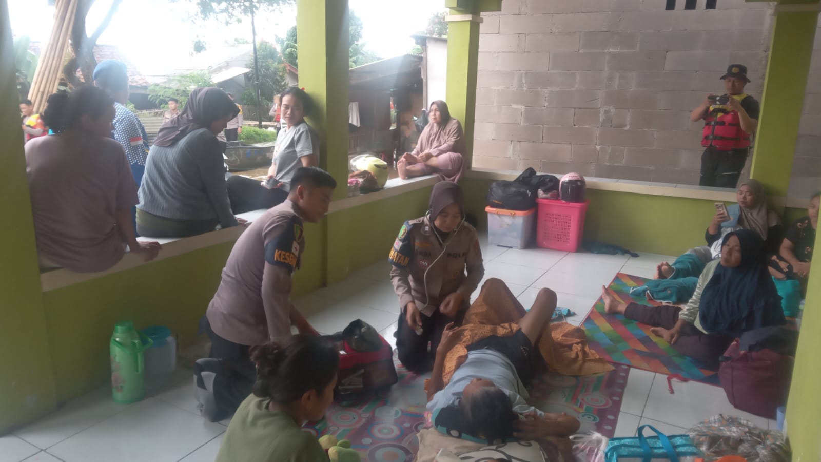 Polri “All Out” Evakuasi, Hadirkan Randurlap dan Patroli Kesehatan Door to Door untuk Korban Banjir Karawang