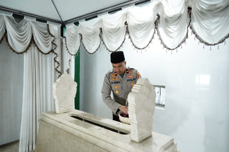 Wakapolres Ponorogo Ziarah Makam Kyai Ageng Muhammad Besari Serta Pererat Silaturahmi dengan Tokoh Agama