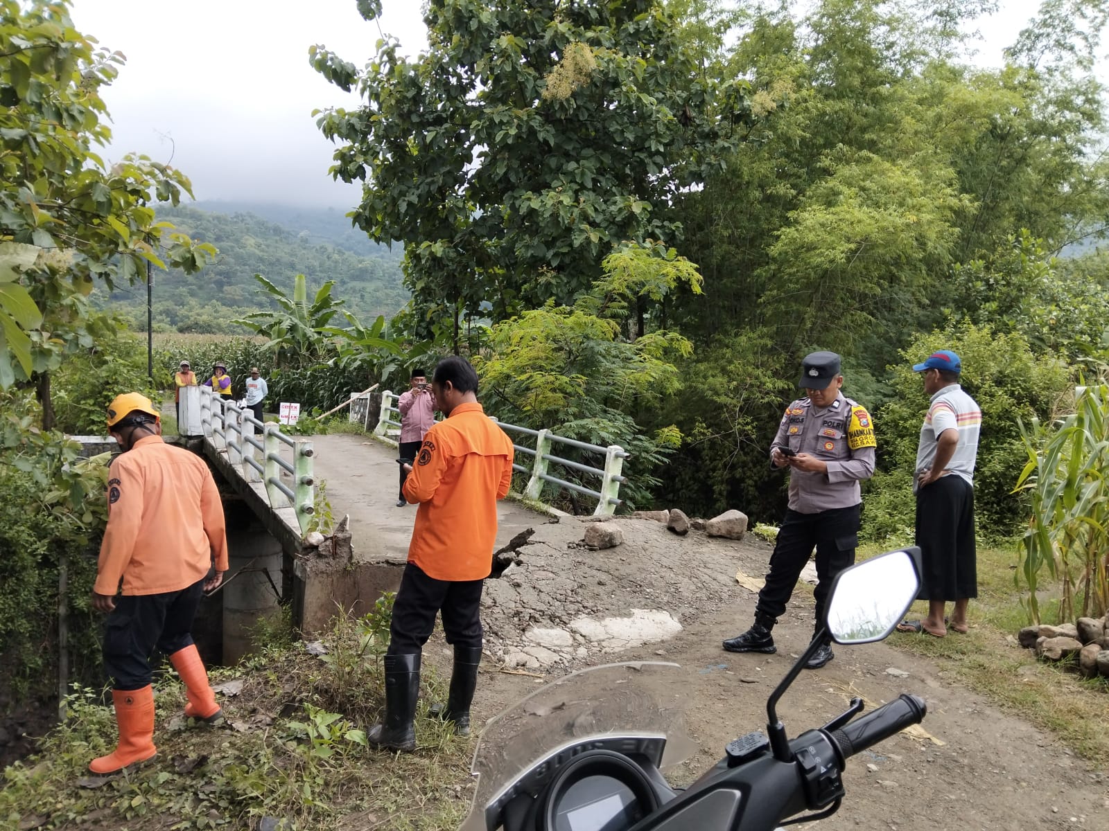 Hujan Deras Sebabkan Jembatan Amblas di Desa Grogol Sawoo, Polsek Sawo Berikan Himbauan dan Lakukan Pengamanan Lokasi