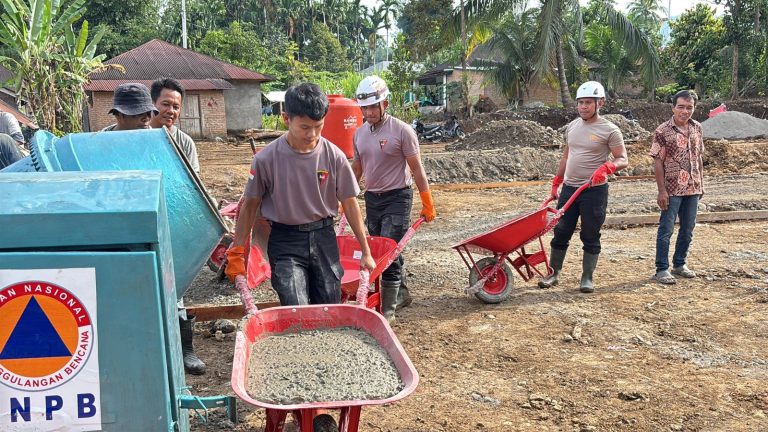 Tim SAR Resimen II Pas Pelopor Normalisasi Sungai dan Dukung Pembangunan Huntara di Agam